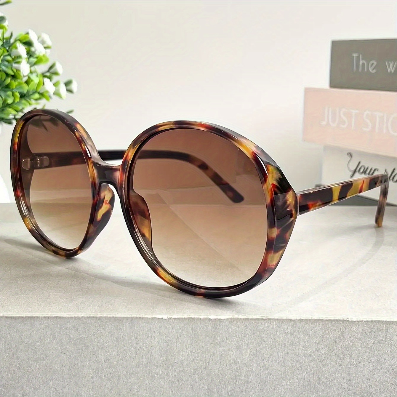 Oversized Retro Circular Glass - Urban Street Fashion Photography avaliação e preço